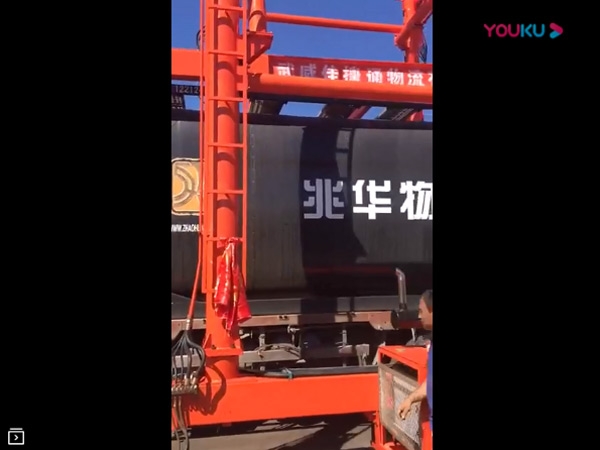 新型固定翻轉(zhuǎn)機現(xiàn)場應(yīng)用